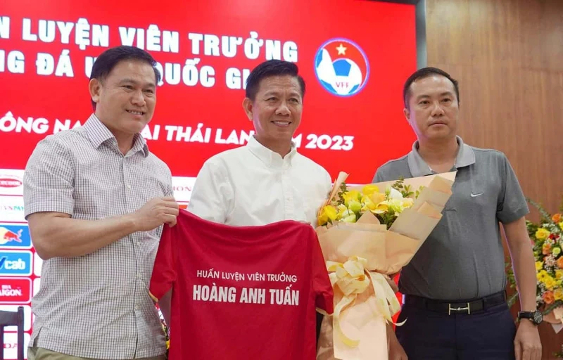 HLV Hoàng Anh Tuấn cùng từng U19 Việt Nam tham dự U20 world cup 